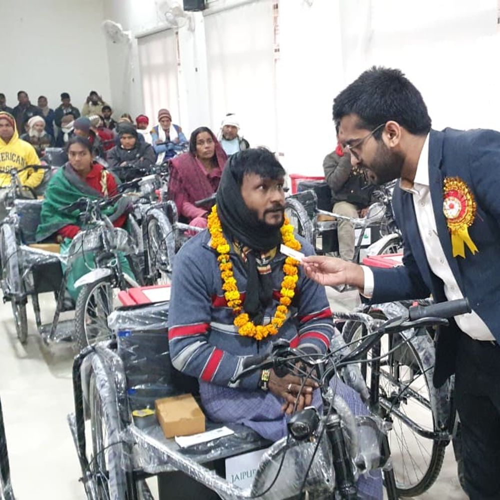 दिव्यांगजनों को आत्मनिर्भर बनाने की दिशा में बड़ा कदम:डीएम-सीडीओ ने 120 दिव्यांगों को बांटे मोटराइज्ड ट्राईसाइकिल, सहायक उपकरण भी दिए