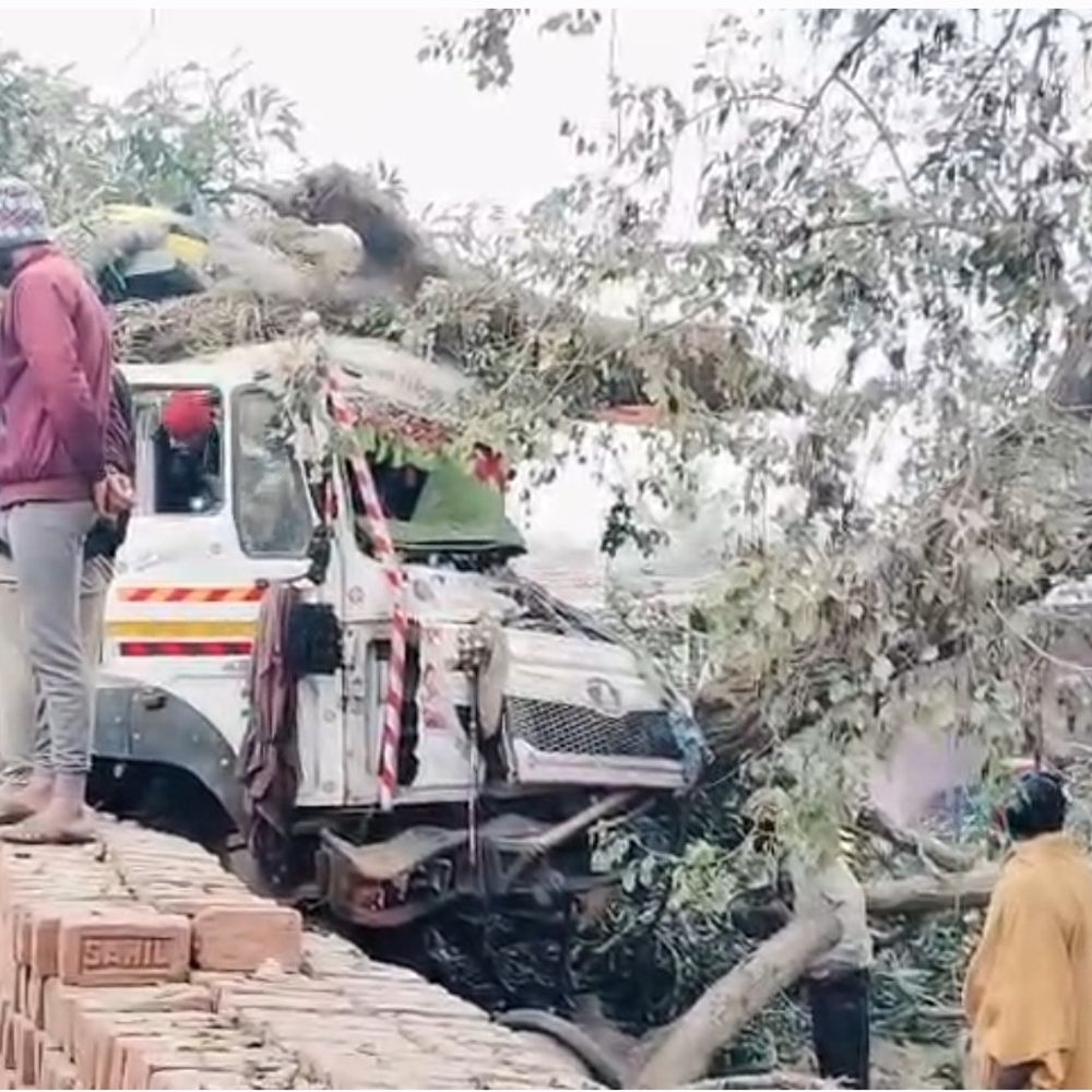 चतरा में अनियंत्रित हाइवा का कहर:  बंगला चौक पर तीन पेड़ से टकराया, राहगीर बाल-बाल बचे – Chatra News