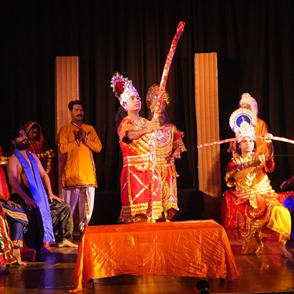 लखनऊ में रामलीला, 'धनुष भंग' का मंचन किया:गोमतीनगर में पारंपरिक लोकनाट्य ने दर्शकों को त्रेता युग की झलक दिखाई