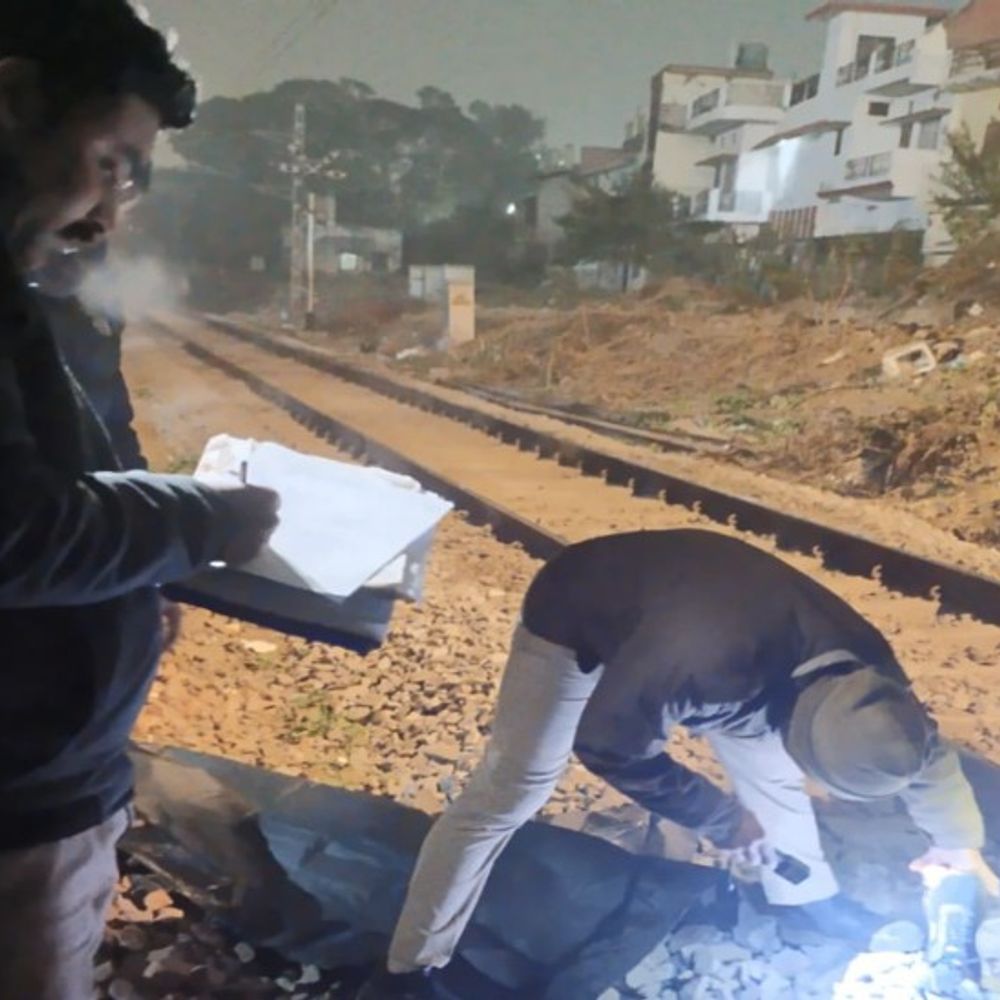 शाहजहांपुर में युवक की ट्रेन से कटकर मौत:शिनाख्त में जुटी पुलिस टीम, टाउनहॉल पुल के पास का मामला