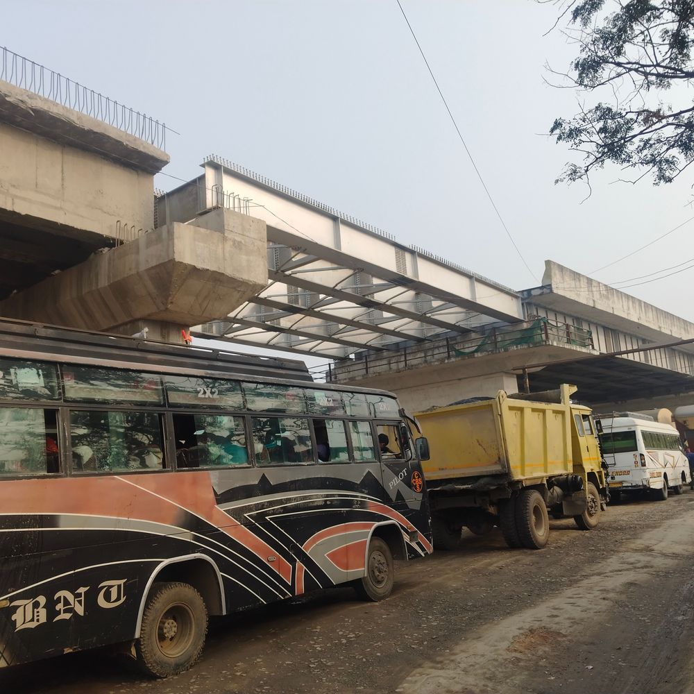 चौसा रेलवे ओवरब्रिज चार साल बाद भी अधूरा:2022 में हुआ था भूमि पूजन, जनता परेशान; अब 2026 में पूरा होने की उम्मीद