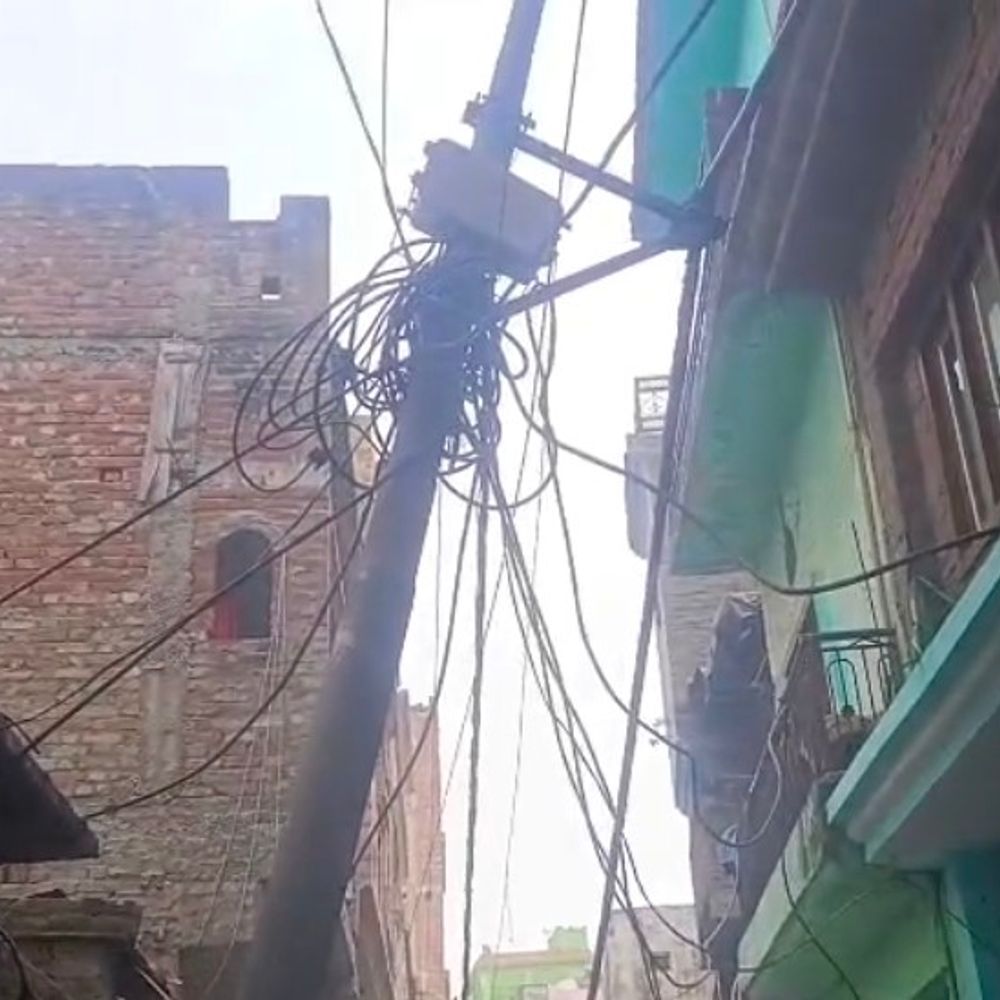 संभल में जर्जर विद्युत पोल गिरा:बड़ा हादसा टला, कई मोहल्लों की बिजली गुल