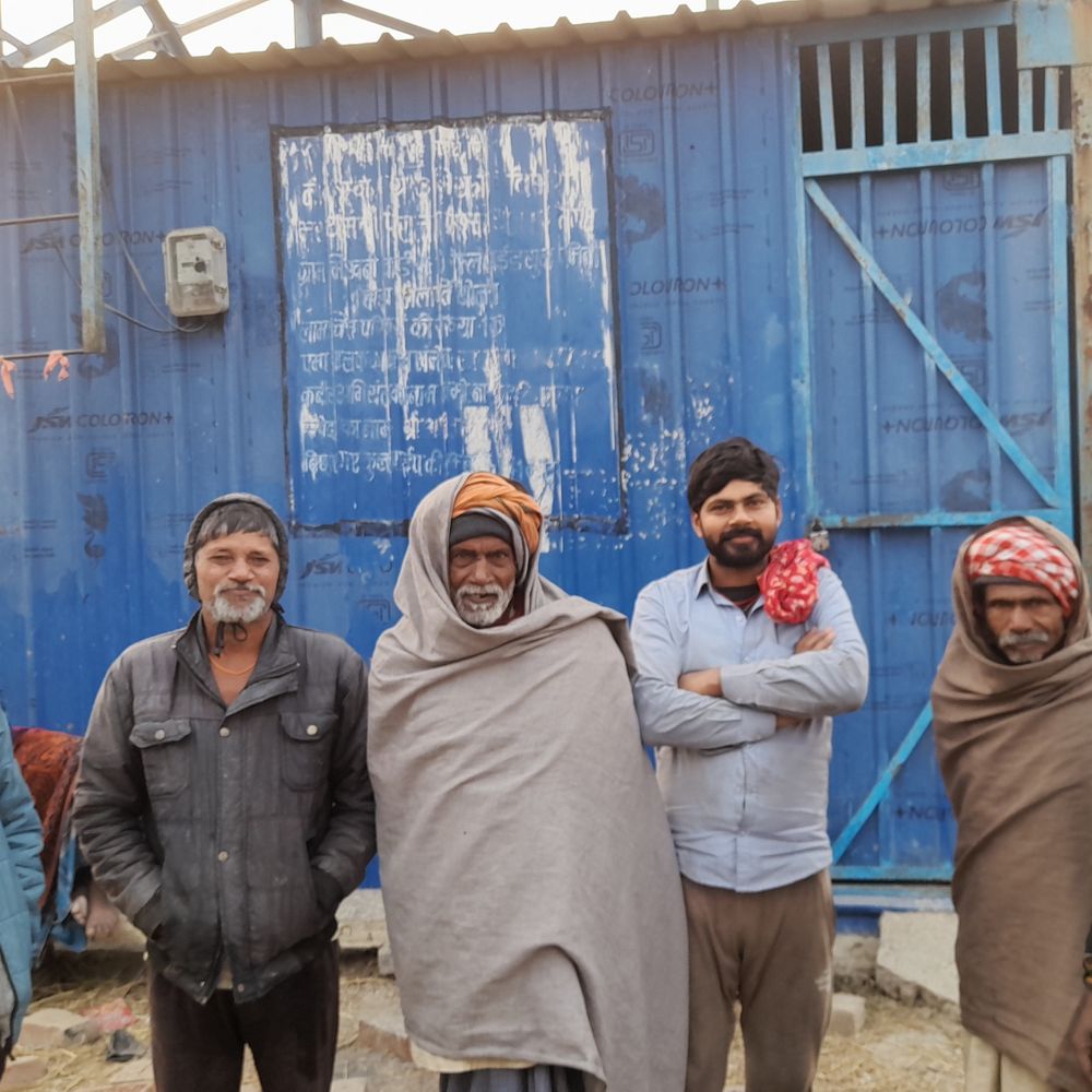 भिखनी में नल-जल टंकी फटी:ग्रामीणों को पर्याप्त पानी नहीं मिल पा रहा, पेयजल संकट गहराया