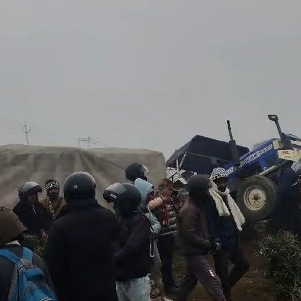 कोहरे में बस-ट्रैक्टर की भिड़ंत में 5 महिला घायल:सिकंदराबाद हाईवे पर सीमेंट लदी ट्रॉली से टकराई यात्री बस, लगा जाम