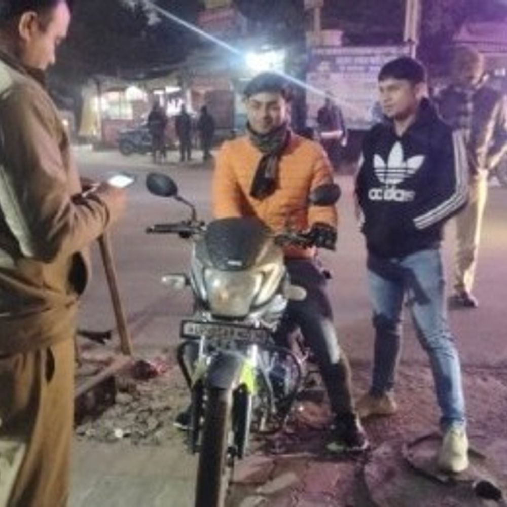 मानकनगर पुलिस ने अवध चौराहे पर चलाया अभियान:छेड़छाड़ की शिकायतों पर मनचलों को पकड़ा, हेलमेट न लगाने के 12 चालान