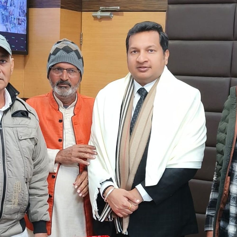 रोहतक डीसी सचिन को पंचायत ने किया सम्मानित:सरपंच बोले- समय पर निकला बारिश का पानी; किसान कर पाए गेहूं की बिजाई