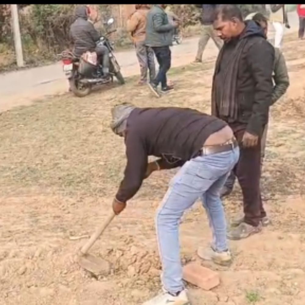 मिर्जापुर में करोड़ों की सरकारी जमीन कब्जे से मुक्त:सीएम के संज्ञान के बाद हुई कार्रवाई, नहर सफाई की मांग