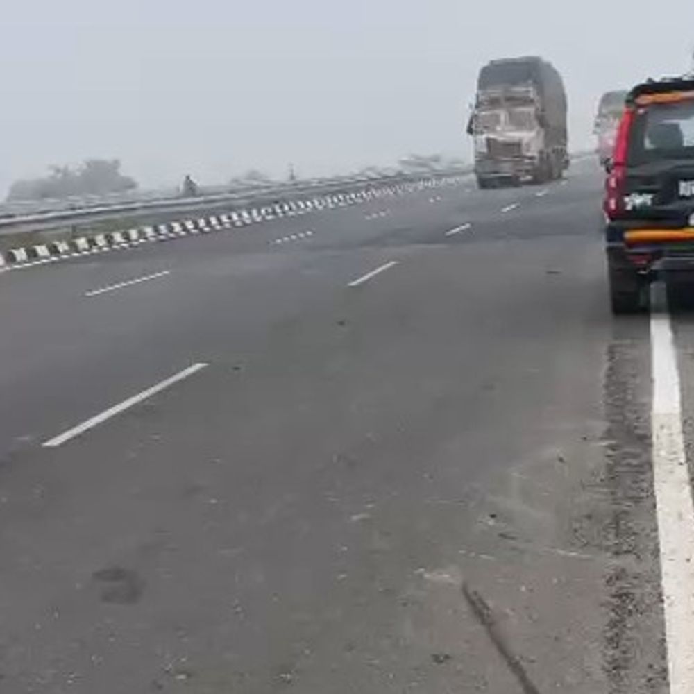 डंपर की टक्कर से बाइक सवार युवक की मौत:कोसीकलां में हादसा, 27 वर्षीय अजय की मौके पर मौत