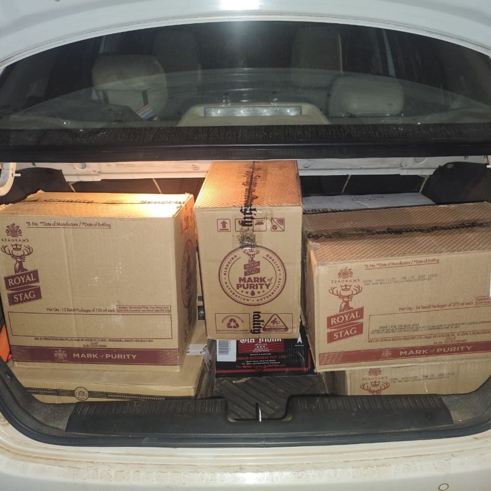 महुआडांड़ में पुलिस ने पकड़ी अवैध शराब लदी कार:  एक लाख की शराब जब्त, चालक मौके से फरार; नेतरहाट की ओर जा रही थी कार – latehar News