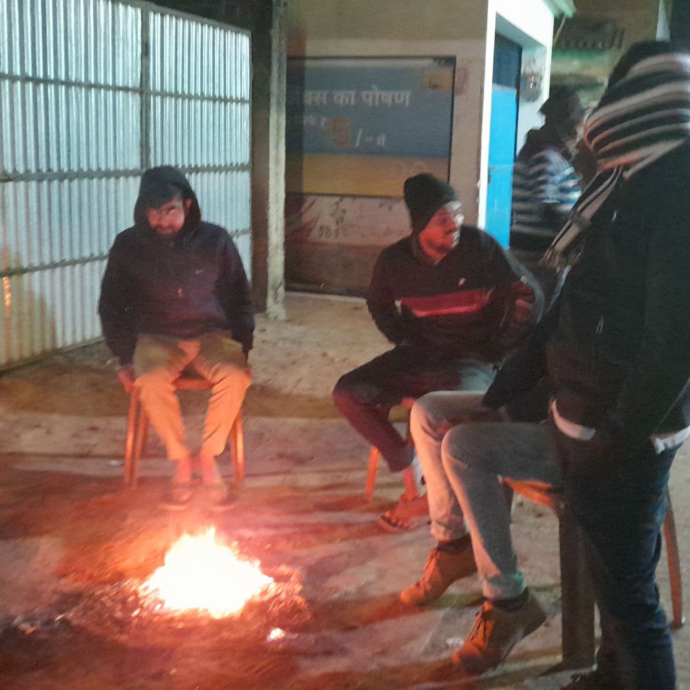 चेवाड़ा में कड़ाके की ठंड से जनजीवन प्रभावित:  लोग अलाव का सहारा ले रहे, जल्द ही बंद हो जा रहे बाजार – Sheikhpura News