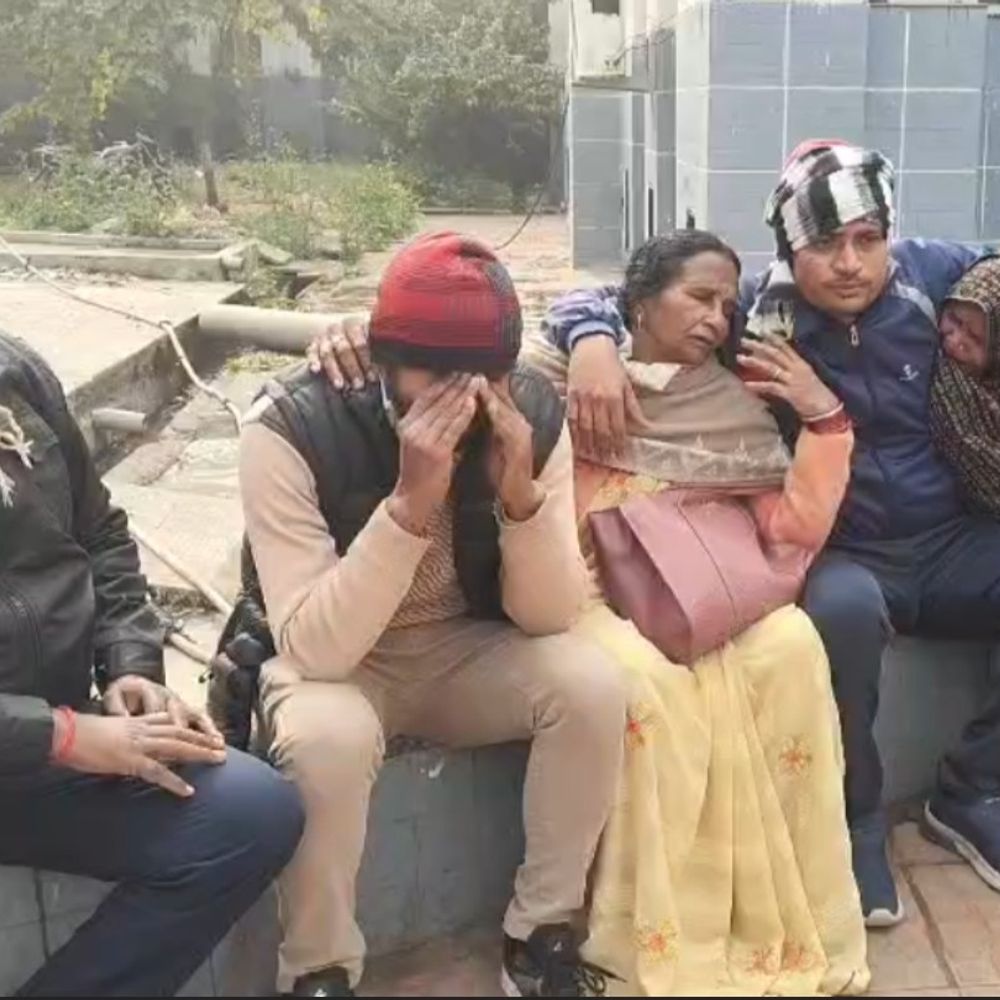 जालौन में असिस्टेंट टीचर ने खुद को गोली मारी:परिजनों ने स्कूल प्रबंधन पर प्रताड़ना का आरोप लगाया