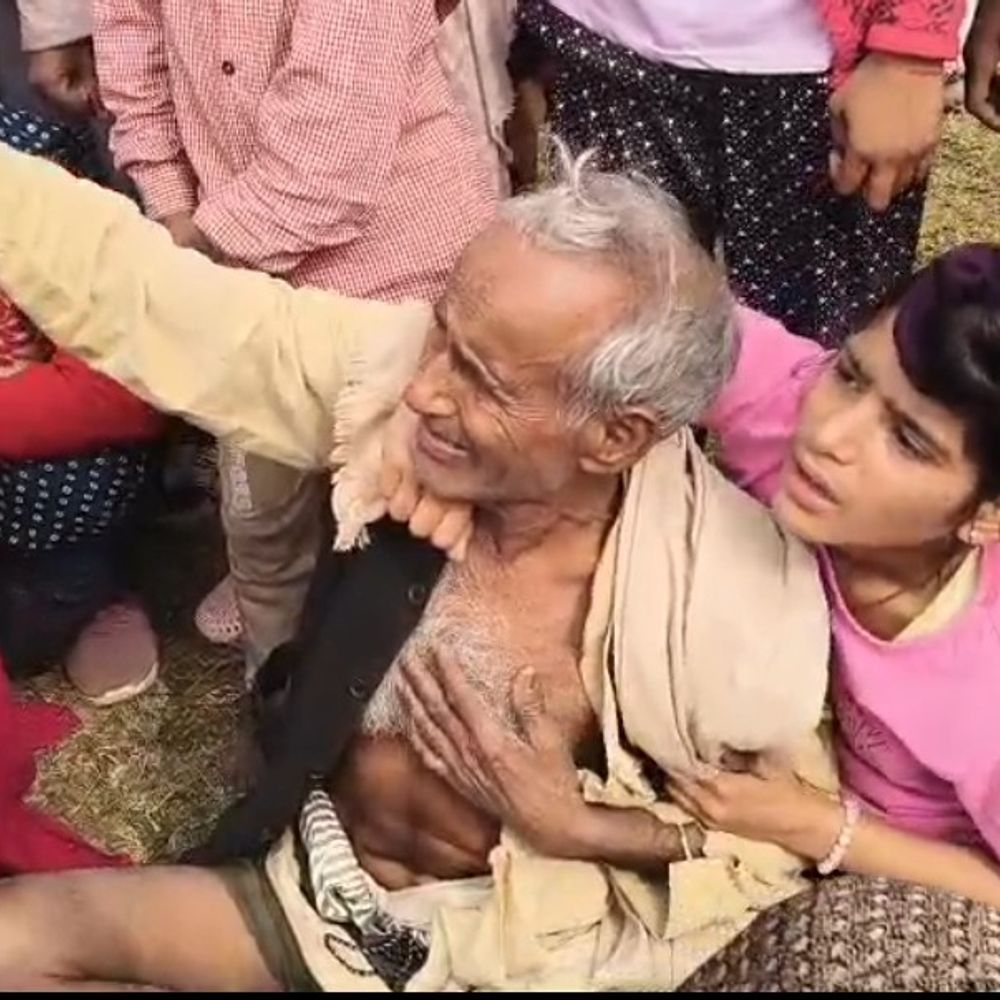 मिट्टी खोदते समय ढहा टीला, दबने से महिला की मौत:घर की रंगाई-पुताई के लिए मिट्टी लेने गई थी, खेतों में काम कर रहे लोगों निकाला बाहर