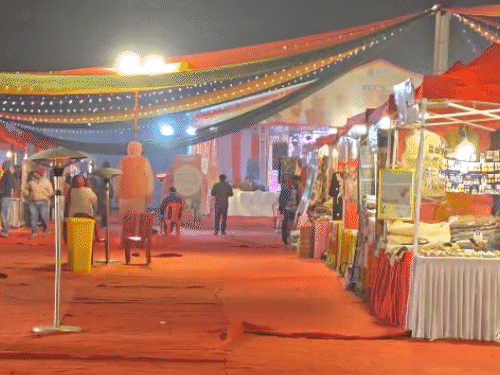 लखनऊ कोऑपरेटिव एक्सपो के स्टॉलों पर सन्नाटा:सीएम योगी ने किया था उद्घाटन, प्रचार-प्रसार की कमी के कारण नहीं जुटी भीड़