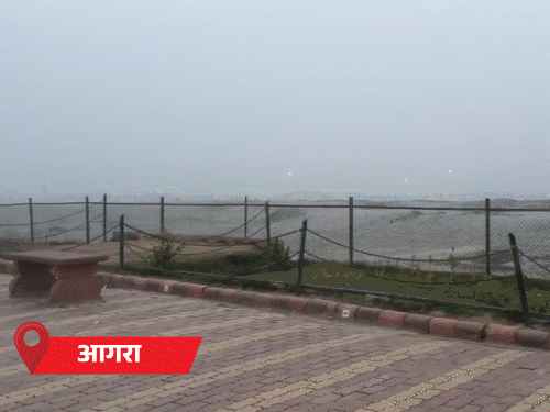 यूपी के 37 जिलों में घना कोहरा:24 घंटे में 3 डिग्री गिरा तापमान, बाराबंकी रहा सबसे ठंडा