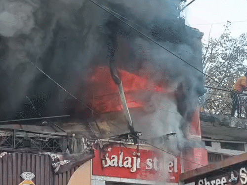 कोरबा के SS प्लाजा में भीषण आग VIDEO:3 दुकानें पूरी तरह से जली, 14 फायर ब्रिगेड की गाड़ी पहुंची; आग बुझाने का काम जारी