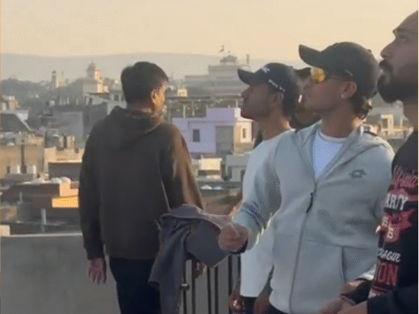 जयपुर में क्रिकेटर अभिषेक शर्मा ने उड़ाई पतंग, VIDEO:पेच काटकर चिल्लाए- वो काटा; लड्डू, तिल पपड़ी और पकौड़ों का लिया स्वाद