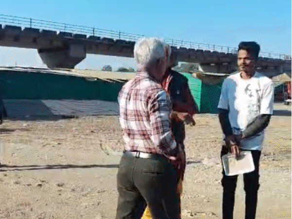IAS अफसर ने युवक को मारे चांटे, VIDEO:नरसिंहपुर में पुजारी से कहा- तुम्हें रेत में गड़वा दूंगा; नर्मदा घाट पर पेशाब करने से नाराज थे