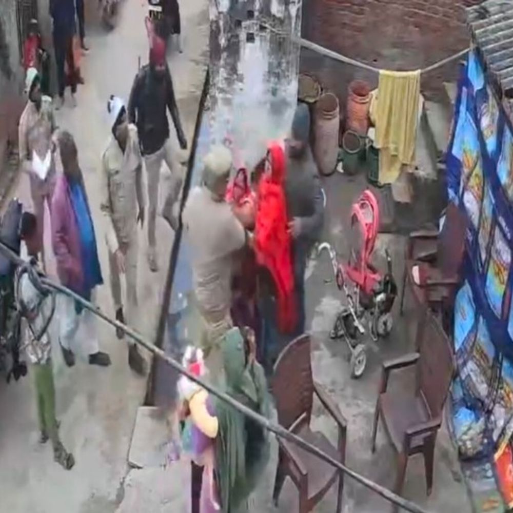 पुलिसकर्मियों पर घर में घुसकर मारपीट करने का आरोप:पीड़ित परिवार ने SP से की शिकायत, जांच का दिया आश्वासन