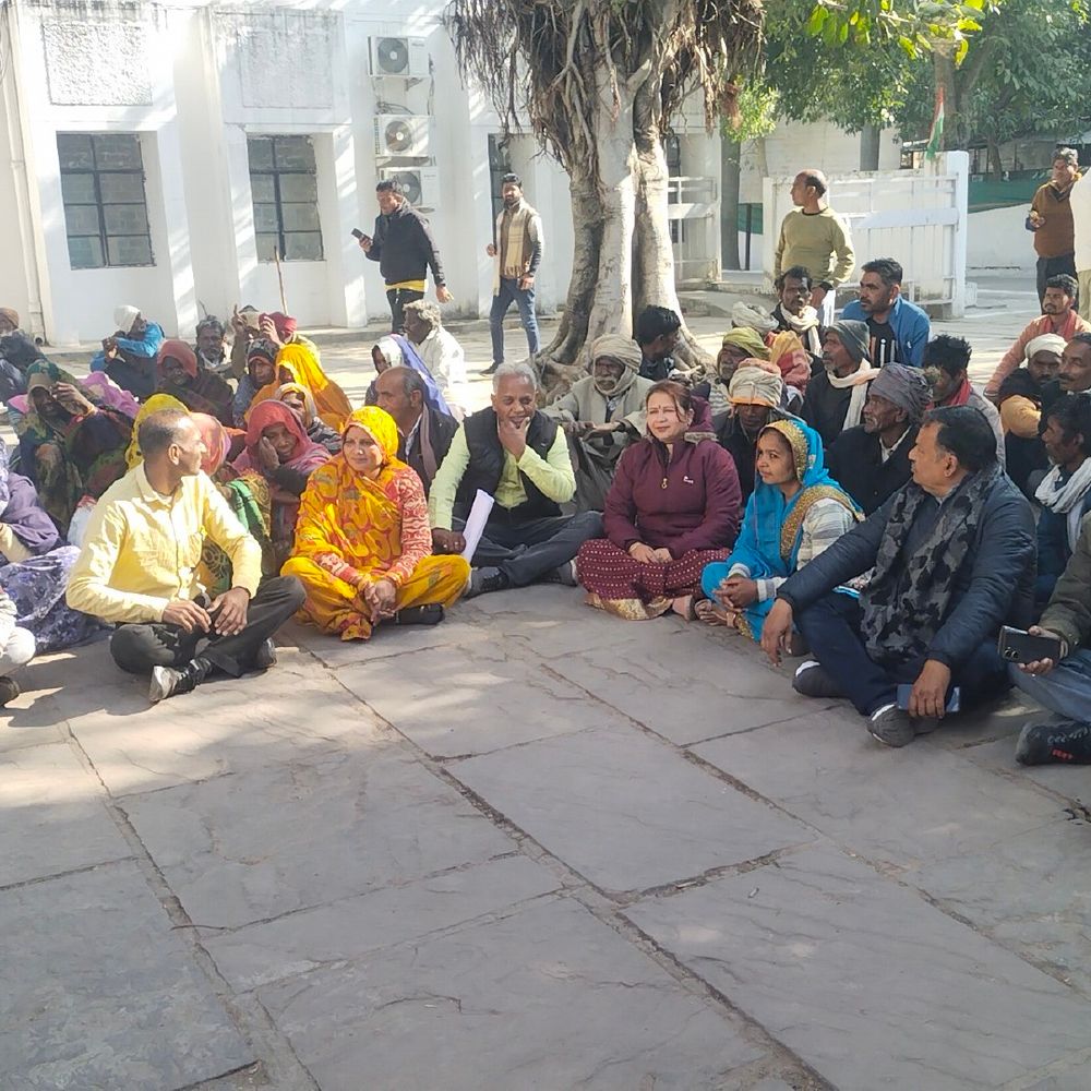 सहरिया आदिवासियों ने डीएम कार्यालय में किया प्रदर्शन:2006 के अधिनियम के तहत पट्टे की मांग, रघुपति राघव राजाराम गाकर मांग रखी