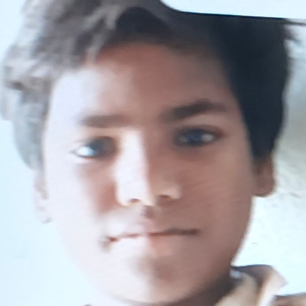 हाथरस में सड़क हादसे में बच्चे की मौत:सड़क पार करते समय टेंपो की चपेट में आया, डॉक्टर ने मृत घोषित किया