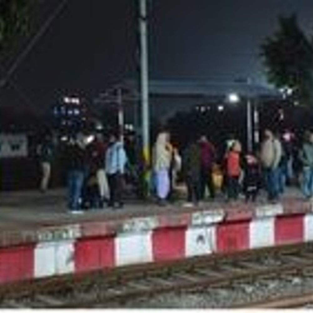 स्वतंत्रता सेनानी एक्सप्रेस 11 घंटे विलंब से:  अनाउंसमेंट के बाद यात्रियों में अफरा-तफरी मची, ट्रेन मंगलवार को पहुंचेगी – Madhubani News