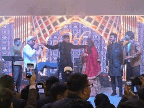 नीरज-हिमानी की तीसरी रिसेप्शन पार्टी,PHOTOS:केडी के माई क्वीन गाने पर नाचे गोल्डन बॉय; मासूम शर्मा ने भांग रगड़ कै पिया करूं गाया