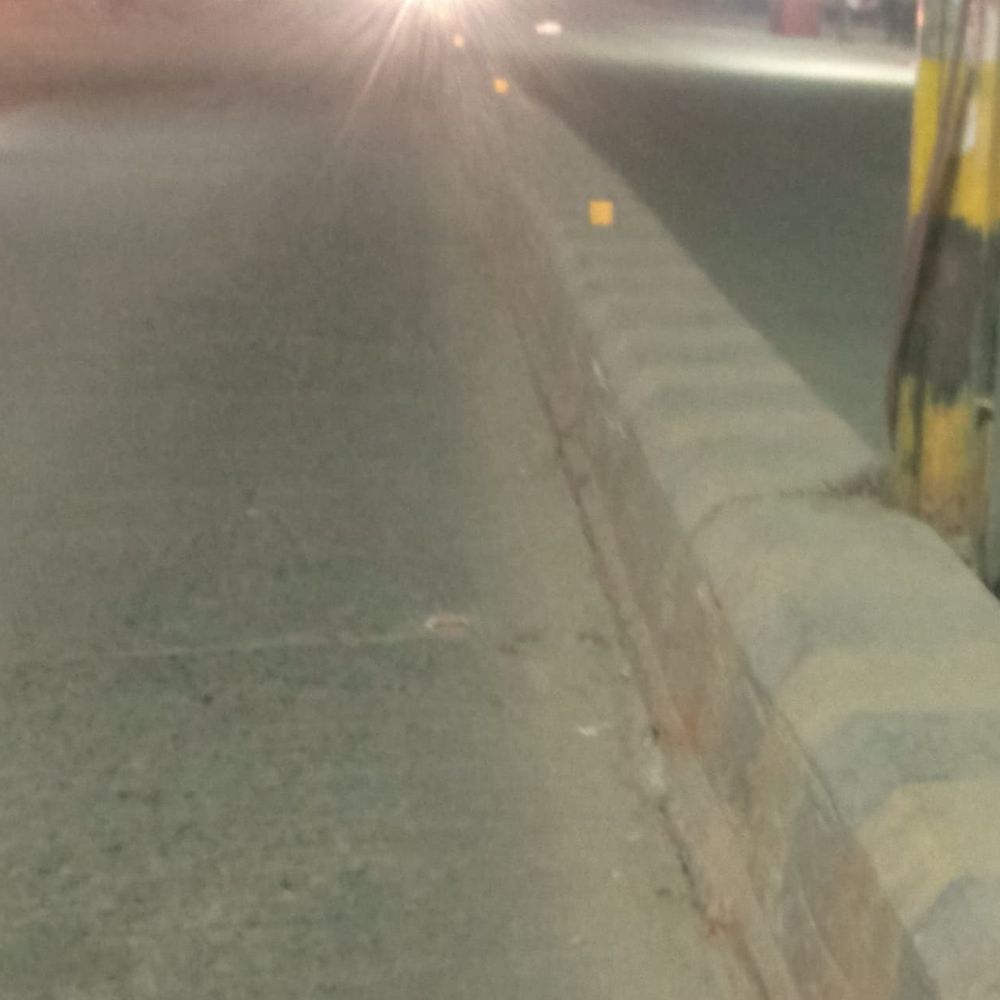 सराय मोड़ डिवाइडर की अब तक रंगाई नहीं:सीवान में DM के आदेश को नगर परिषद ने नहीं माना, दुर्घटनाओं का खतरा बरकरार