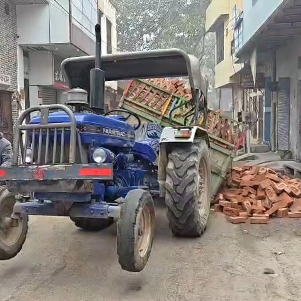 मथुरा में निर्माणाधीन सड़क धंसी, ओवरलोड ट्रैक्टर-ट्रॉली फंसी:ईंट लदी ट्रॉली पलटने से बड़ा हादसा टला, आवागमन बाधित