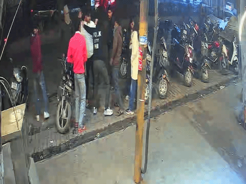 कानपुर में युवती के दो प्रेमी भिड़े, जड़े 21 थप्पड़:रेस्टोरेंट में दूसरे ब्वॉयफ्रेंड के साथ खाना-खाने पहुंची थी, देखिए CCTV