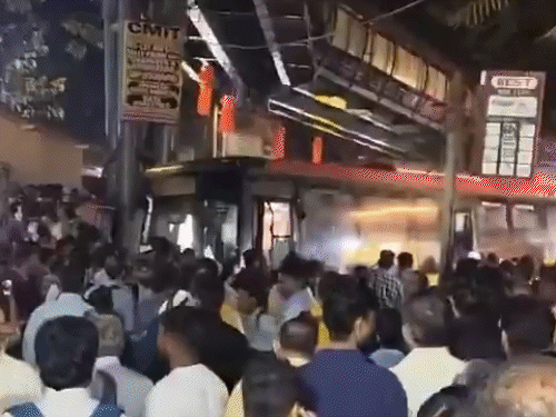 मुंबई के भांडुप में बस ने 13 लोगों को कुचला:4 लोगों की मौत, 9 घायल; रिवर्स करते समय हादसा, बस चालक हिरासत में