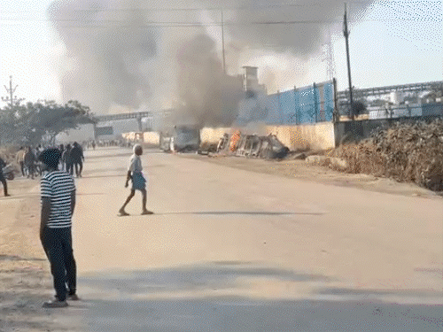 रायगढ़ कोल खदान बवाल,महिला TI को लात मारी, बेहोश हुईं:पुलिस गाड़ी, एंबुलेंस जलाई, 18 दिन से प्रदर्शन, कांग्रेस ने जांच कमेटी बनाई