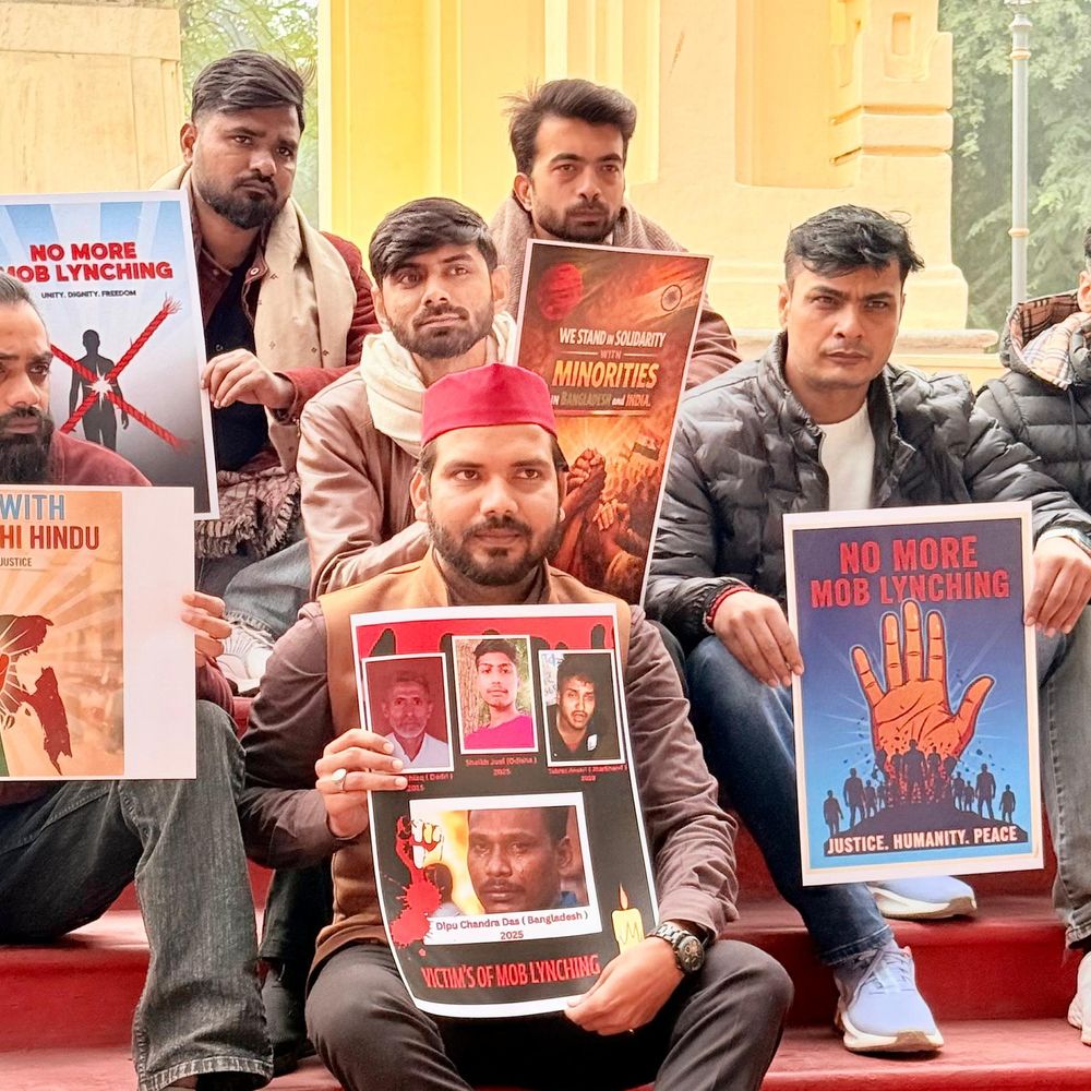 लखनऊ में बांग्लादेशी अल्पसंख्यकों के समर्थन में प्रदर्शन:हिंदुओं की हत्या पर जताई नाराजगी, भारत सरकार से पनाह देने की मांग