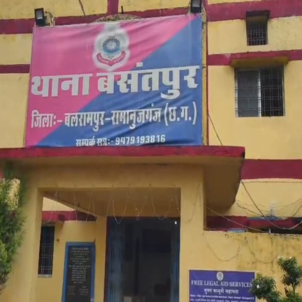 यूपी-छत्तीसगढ़ बार्डर में ट्रक से करोड़ों का गांजा जब्त:ओडिशा से गांजा लेकर पहुंचे थे तस्कर, तीन आरोपी हिरासत में, 12 क्विंटल गांजा पकड़ाया