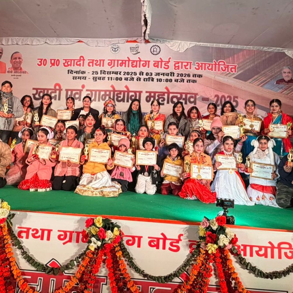 खादी प्रदर्शनी में सजी देशभक्ति की शाम:मेरठ खादी प्रदर्शनी में ‘एक शाम देश के नाम’ , कलाकारों की प्रस्तुति ने मोहा मन