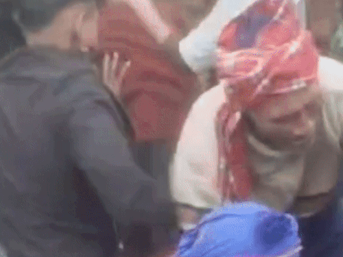 मां-बेटियों को जमीन पर गिराकर पीटा:लात-घूंसे और थप्पड़ बरसाए, जमीन के विवाद में घटना, वीडियो सामने आया