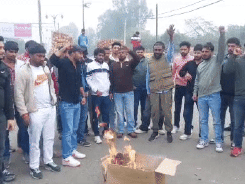 MDU के बाहर छात्र संगठनों ने फूंका VC का पुतला:पद से हटाने की मांग, बोले-महिला प्रोफेसर के उत्पीड़न को दरकिनार कर रही सरकार