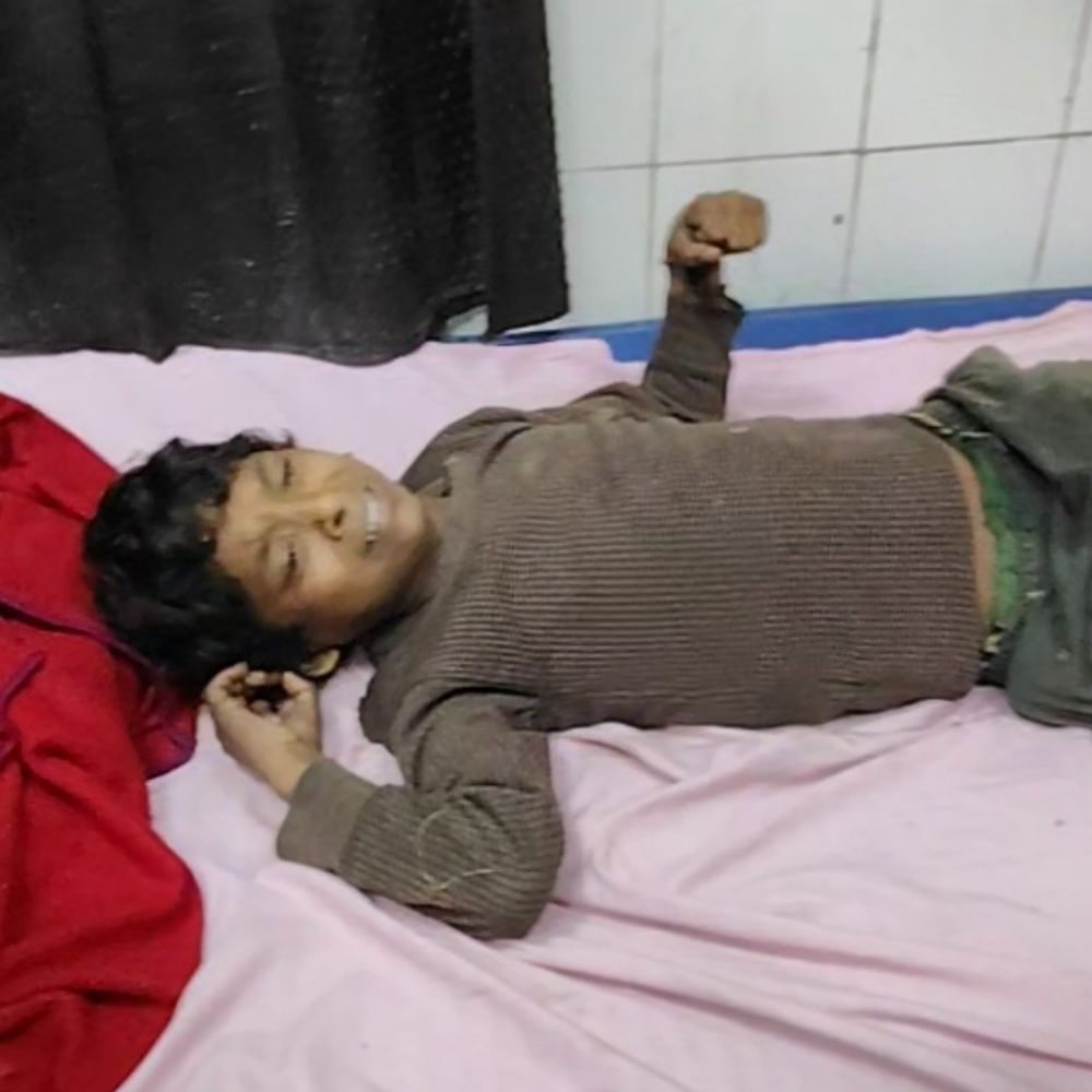 हाथरस में विद्युत करंट से बच्चा गंभीर रूप से झुलसा:हाईटेंशन तार की चपेट में आने से कई बच्चे बाल बाल बचे, जिला अस्पताल में कराया भर्ती