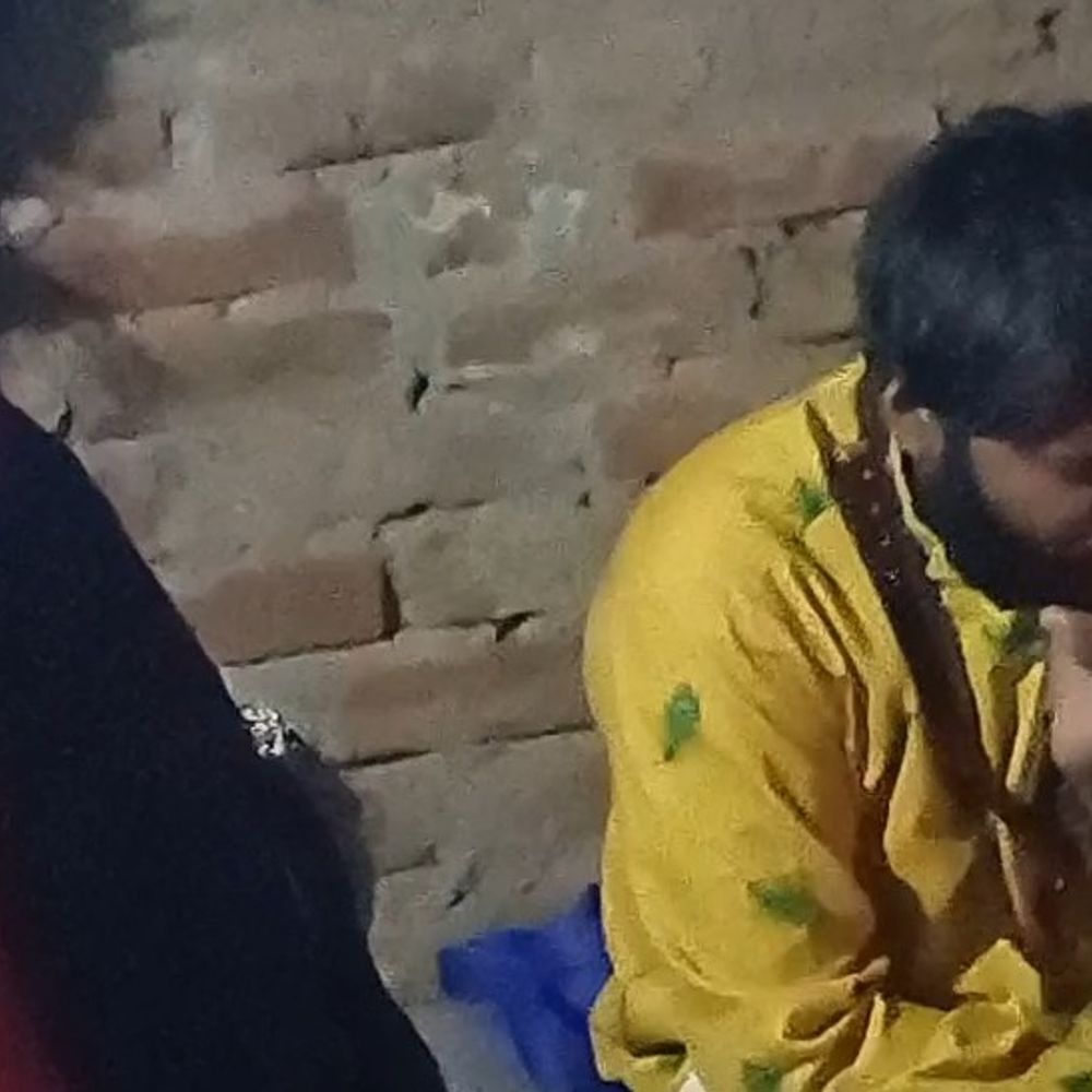 सिगरेट के धुएं से 'इलाज' करते बाबा:बड़ौत में भक्तों के संकट दूर करने की अनोखी परंपरा