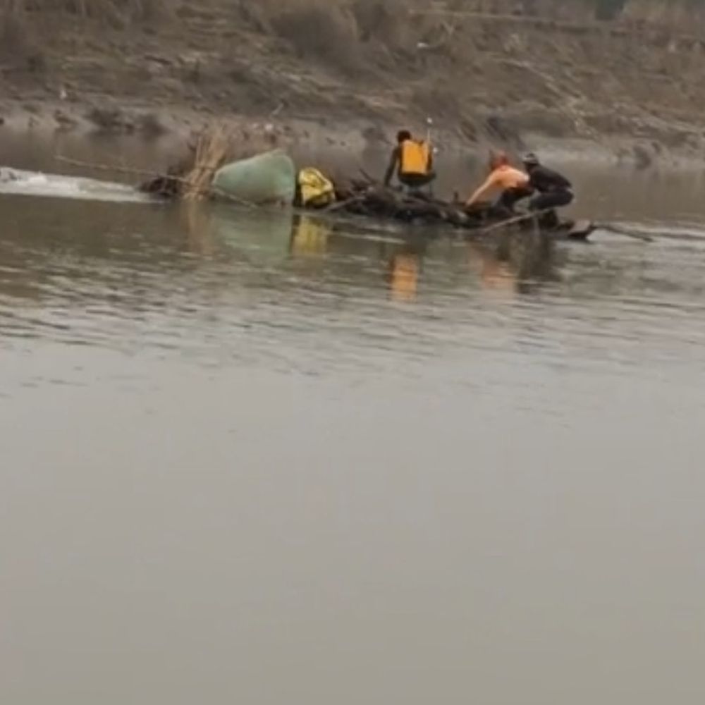 सरयू नदी में नाव पलटने से ग्रामीण दहशत में:देवरिया में बोले-हमारी जिंदगी नाव पर निर्भर, पीपा पुल भी नहीं बन रहा