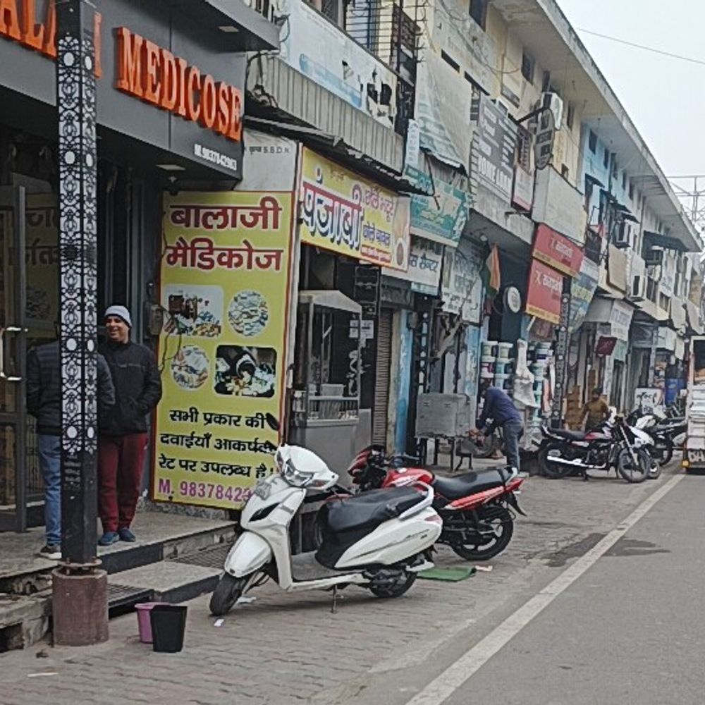 शामली में व्यापारियों ने फुटपाथ और सड़क पर किया अतिक्रमण:स्थानीय लोगों को आवाजाही में भारी दिक्कत, प्रशासन से हटवाने की मांग