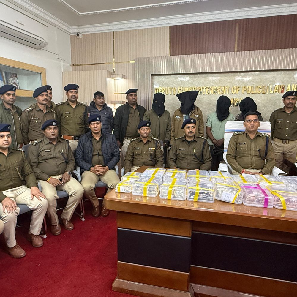 कतरास बाजार डकैती का खुलासा, 4 अपराधी गिरफ्तार:  भारी मात्रा में सोना-चांदी बरामद, रेलवे लाइन के रास्ते भाग रहे थे बदमाश – Dhanbad News