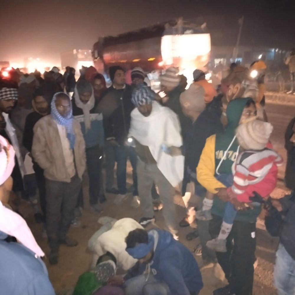 सोनभद्र में सड़क हादसे में युवक की मौत:कम्हंरिया के पास कार-बाइक की टक्कर, एक घायल