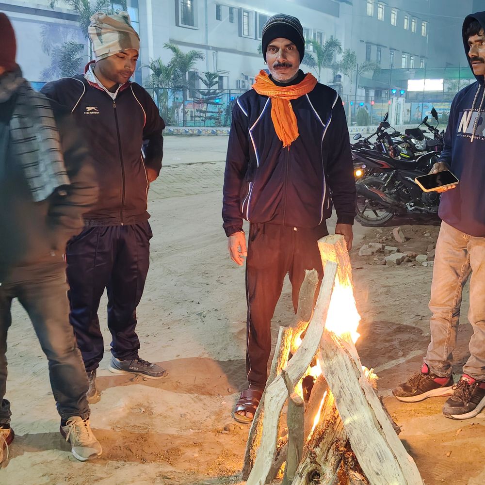 सहरसा नगर निगम ने शुरू की अलाव व्यवस्था:  बढ़ती ठंड से लोगों को राहत देने के लिए चौक-चौराहों पर जलावन उपलब्ध – Saharsa News