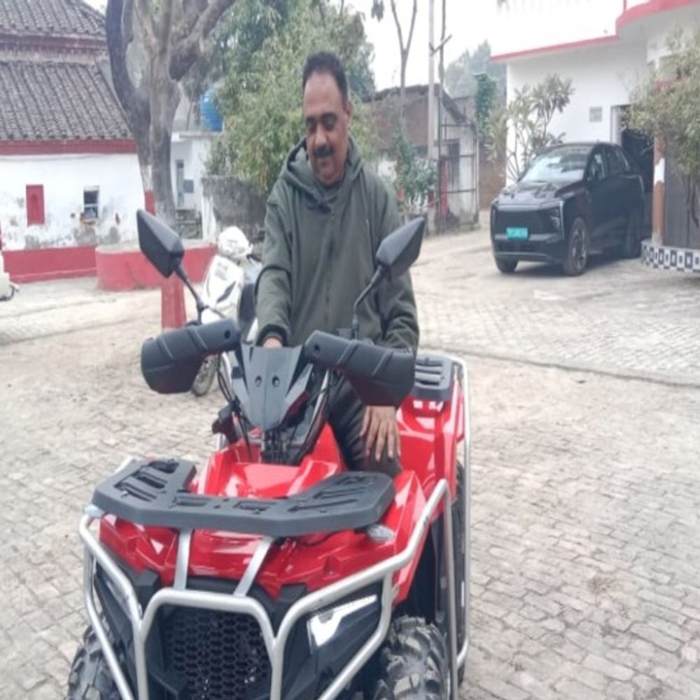सुल्तानपुर में पूर्व मंत्री ओपी सिंह चला रहे ATV बाइक:डॉक्टर मित्र ने दी उपहार, लग्जरी गाड़ियों के हैं शौकीन