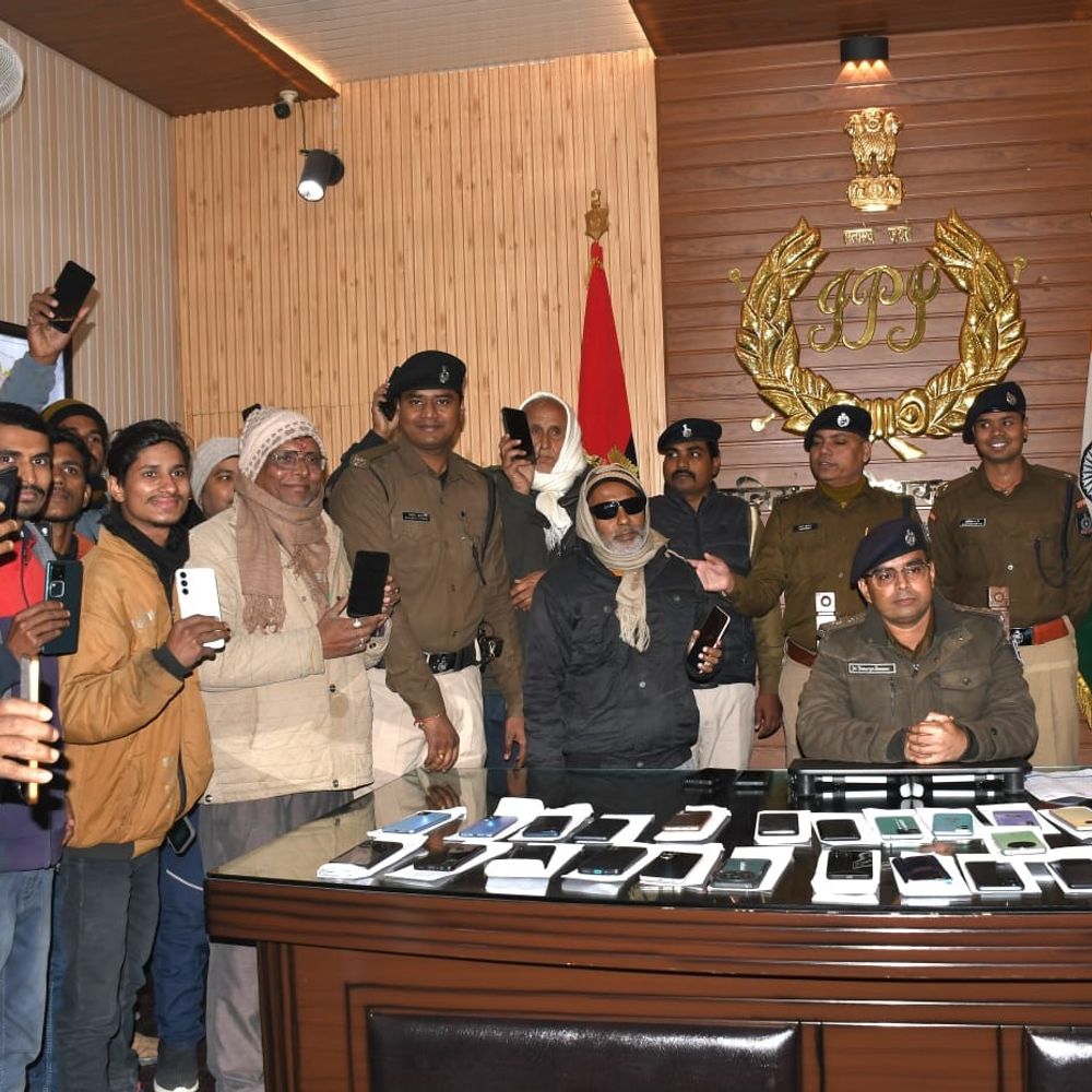 बेतिया पुलिस ने 52 गुम मोबाइल बरामद किए:ऑपरेशन मुस्कान के तहत मालिकों को सौंपे गए, कीमत 10 लाख रुपये