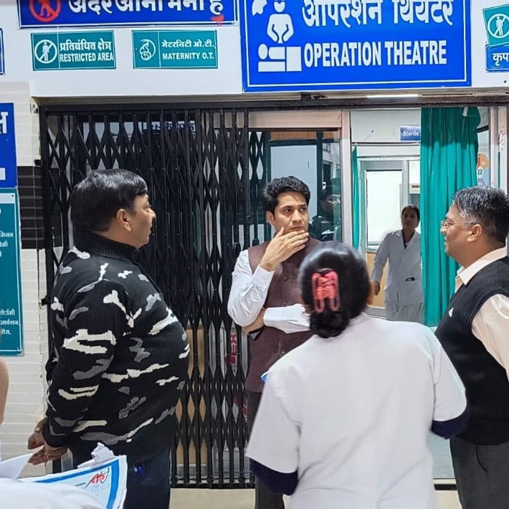 जिला अस्पताल में बाहरी गाड़ियां देख कलेक्टर नाराज:सुरक्षाकर्मियों से बोले- मरीज के परिजन के अलावा यहां कोई नहीं दिखना चाहिए