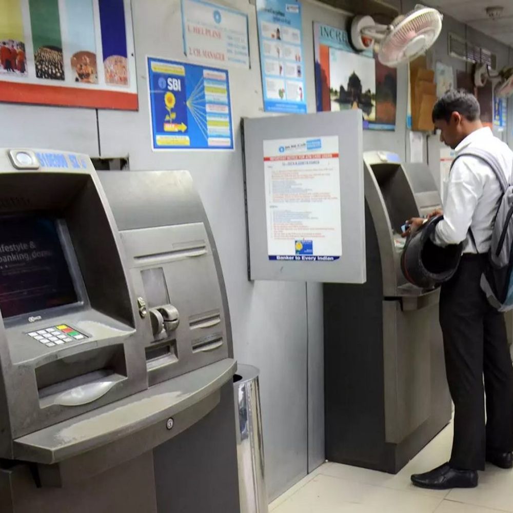 देश में अब 2.51 लाख ATM:साल भर में 2,360 ATM बंद; प्राइवेट बैंकों ने सबसे ज्यादा बंद किए, डिजिटल पेमेंट बढ़ने का असर