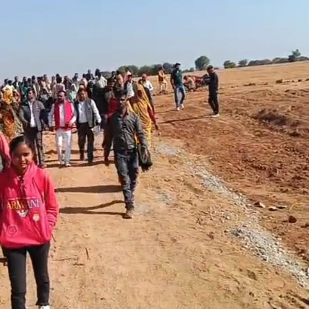 गुंदरई जमीन विवाद: सरकारी भूमि पर पिलर खड़े किए:पटवारी की शिकायत पर झांसी के 7 लोगों पर ओरछा थाने में FIR दर्ज