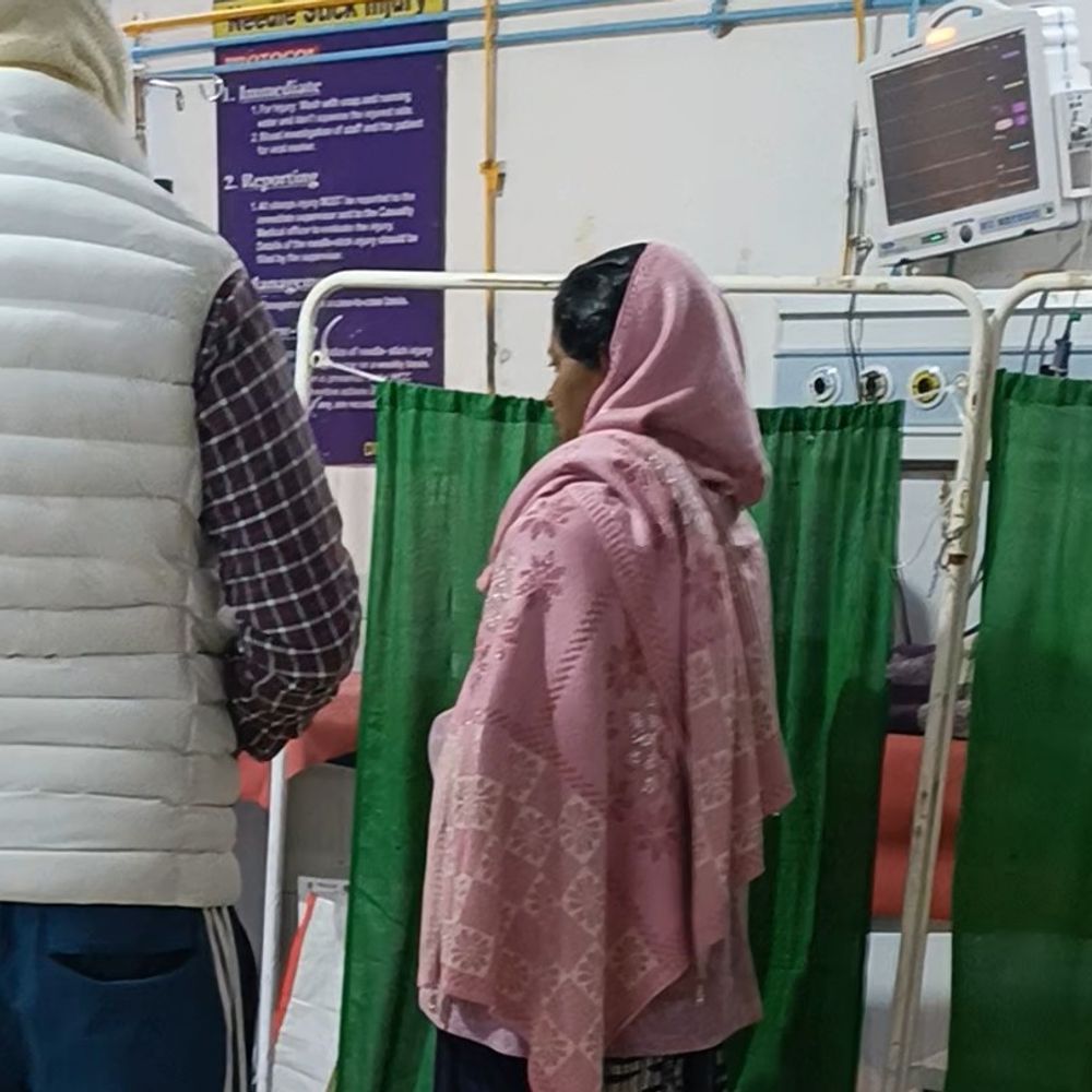 महिला अलाव से झुलसी, पटना रेफर:सदर अस्पताल में प्राथमिक उपचार के बाद हालत गंभीर