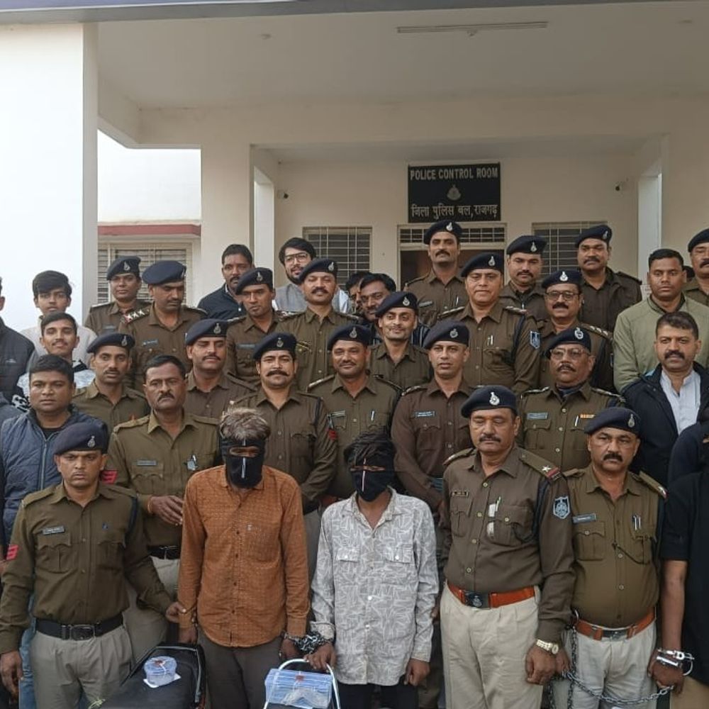 पारदी गैंग सरगना जीवा समेत तीन गिरफ्तार:हथियार और बाइक जब्त; राजगढ़ के सराफा बाजार में डकैती की थी